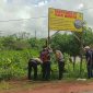 Kapolsek Tanjungpinang Timur AKP Sugiono beserta beberapa anggotanya saat memasang plang himbauan imbauan terkait kemunculan buaya disalah satu titik lokasi di Kelurahan Batu IX dan Waduk di jalan Srikaton Kampung Bangun Sari RT 03 RW 07 Kelurahan Pinang Kencana Kota Tanjungpinang, Sabtu (18/01/2025)  