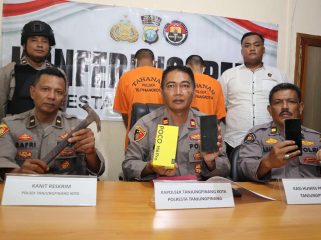 Kapolsek Tanjungpinang Kota Iptu Missyamsu Alson didampingi Kasi Humas Polresta Tanjungpinang saat konferensi pers pengungkapan dugaan kasus pencurian, Senin (20/01/2025).