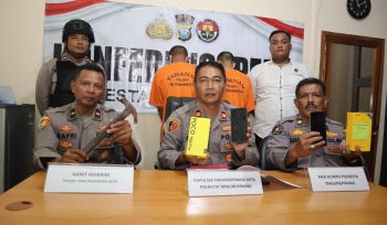 Kapolsek Tanjungpinang Kota Iptu Missyamsu Alson didampingi Kasi Humas Polresta Tanjungpinang saat konferensi pers pengungkapan dugaan kasus pencurian, Senin (20/01/2025).