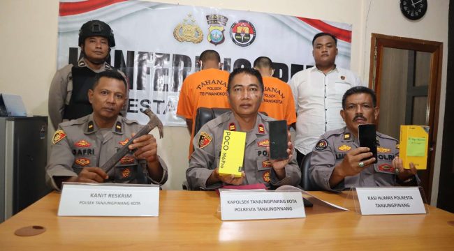 Kapolsek Tanjungpinang Kota Iptu Missyamsu Alson didampingi Kasi Humas Polresta Tanjungpinang saat konferensi pers pengungkapan dugaan kasus pencurian, Senin (20/01/2025).