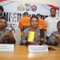 Kapolsek Tanjungpinang Kota Iptu Missyamsu Alson didampingi Kasi Humas Polresta Tanjungpinang saat konferensi pers pengungkapan dugaan kasus pencurian, Senin (20/01/2025).