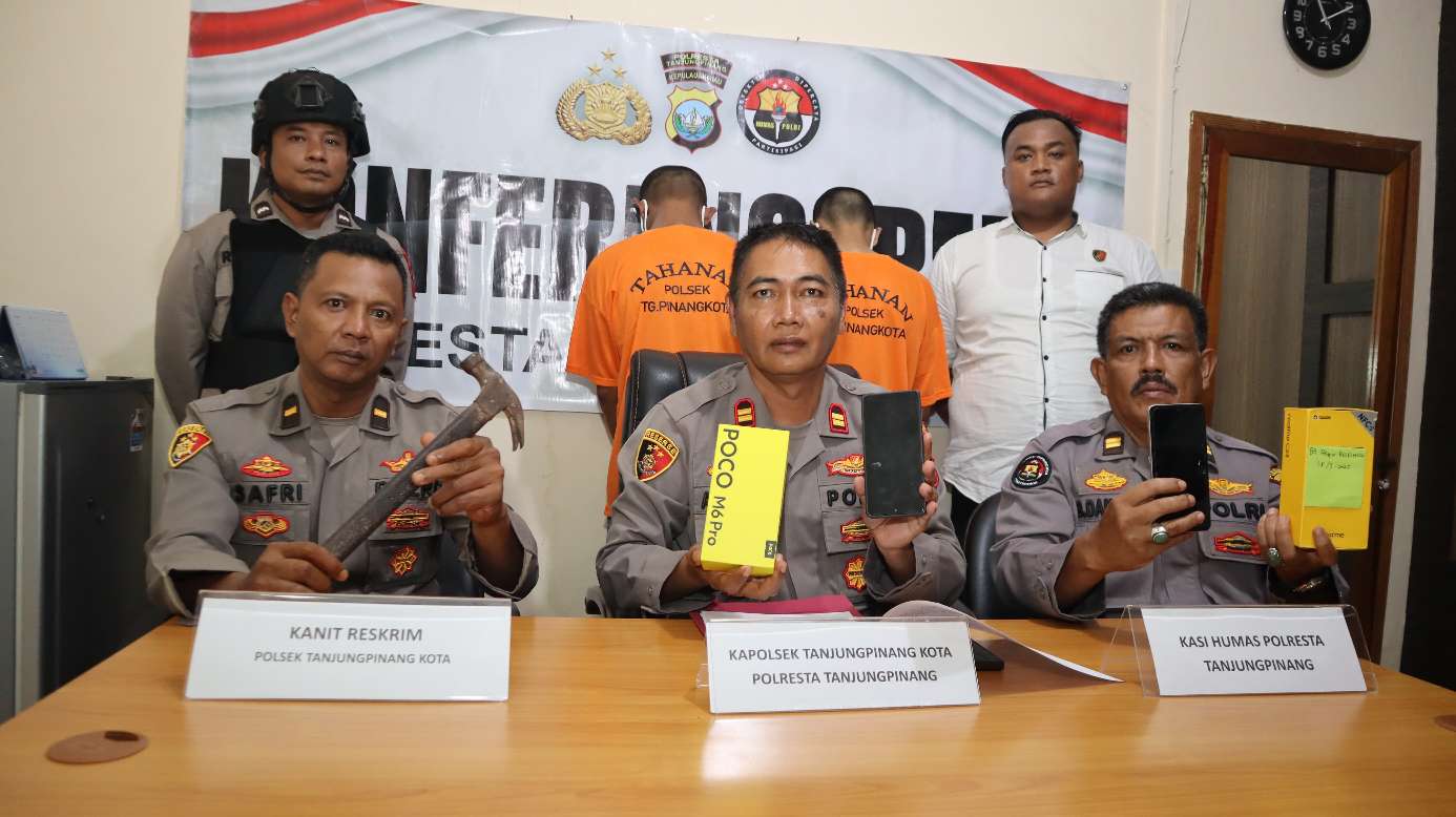 Kapolsek Tanjungpinang Kota Iptu Missyamsu Alson didampingi Kasi Humas Polresta Tanjungpinang saat konferensi pers pengungkapan dugaan kasus pencurian, Senin (20/01/2025).