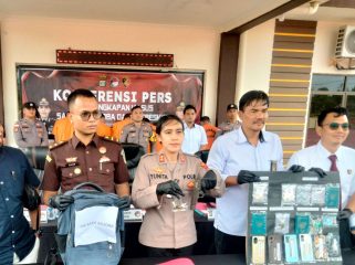 Kapolres Bintan, AKBP Yunita Stevani menunjukkan senjata api sebagai barang bukti yang dimiliki WNA Malaysia berinisial MY saat konferensi pers, Senin (20/01/2025)