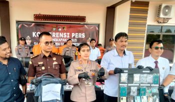 Kapolres Bintan, AKBP Yunita Stevani menunjukkan senjata api sebagai barang bukti yang dimiliki WNA Malaysia berinisial MY saat konferensi pers, Senin (20/01/2025)