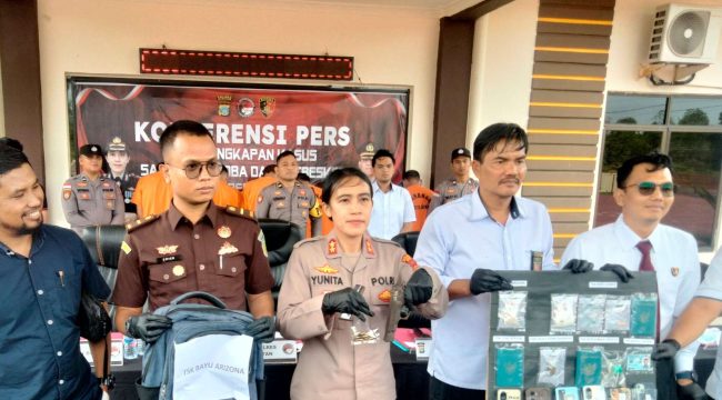 Kapolres Bintan, AKBP Yunita Stevani menunjukkan senjata api sebagai barang bukti yang dimiliki WNA Malaysia berinisial MY saat konferensi pers, Senin (20/01/2025)