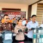 Kapolres Bintan, AKBP Yunita Stevani menunjukkan senjata api sebagai barang bukti yang dimiliki WNA Malaysia berinisial MY saat konferensi pers, Senin (20/01/2025)