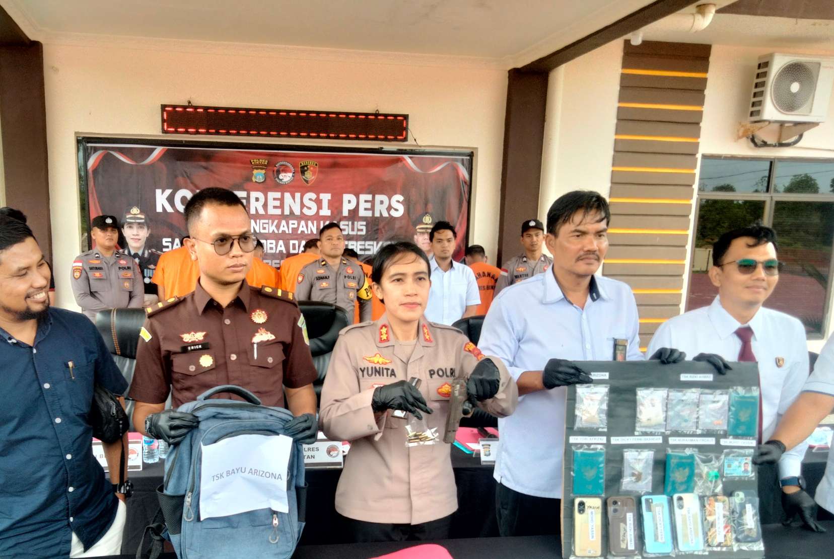 Kapolres Bintan, AKBP Yunita Stevani menunjukkan senjata api sebagai barang bukti yang dimiliki WNA Malaysia berinisial MY saat konferensi pers, Senin (20/01/2025)