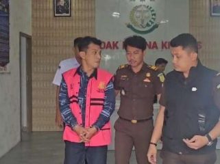 Tersangka Jl selaku Kuasa Direktur CV Samudera Jaya Perkasa (CV SJY) kontraktor pembangunan Puskesmas Kecamatan Siantan Selatan, saat digiring Kasi Intel Kejari Anambas, Bambang Wiratdany, SH MH saat dilakukan penahanan, Senin (20/01/2025)