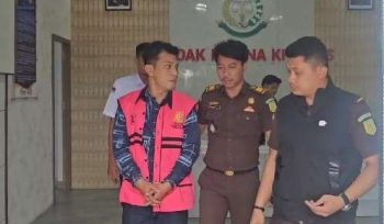 Tersangka Jl selaku Kuasa Direktur CV Samudera Jaya Perkasa (CV SJY) kontraktor pembangunan Puskesmas Kecamatan Siantan Selatan, saat digiring Kasi Intel Kejari Anambas, Bambang Wiratdany, SH MH saat dilakukan penahanan, Senin (20/01/2025)