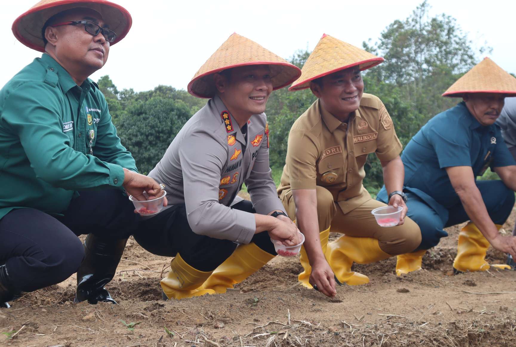 Kapolresta Tanjungpinang, Kombes Pol. Hamam Wahyudi, bersama Forkopimda kompak saat ikuti kegiatan Swasembada Pangan tahun 2025 secara virtual, bertempat di Kampung Wak Lolang, Kelurahan Dompak, Kecamatan Bukit Bestari, Kota Tanjungpinang, Selasa (21/1/2025).