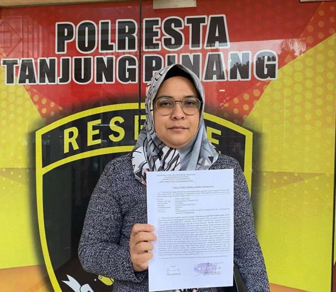 
					Vinna Saktiani, Pegawai Negeri Sipil (PNS) Pemkot Tanjungpinang usak melaporkan akun Facebook terkait pencemaran nama baik di media sosial di Polresta Tanjungpinang, Kamis (23/01/2025) 