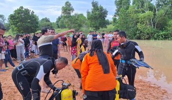 Petugas Tim Basarnas Tanjungpinang, saat terjun ke lokasi kejadian melakukan proses pencarian korban bocah 12 tahun yang akhirnya ditemukan meninggal dunia di bekas galian tambang di Jalan Panglima Dompak, Kelurahan Batu IX, Kecamatan Tanjungpinang Timur, Kota Tanjungpinang, Kepulauan Riau, Jumat sore (24/01/2025) 