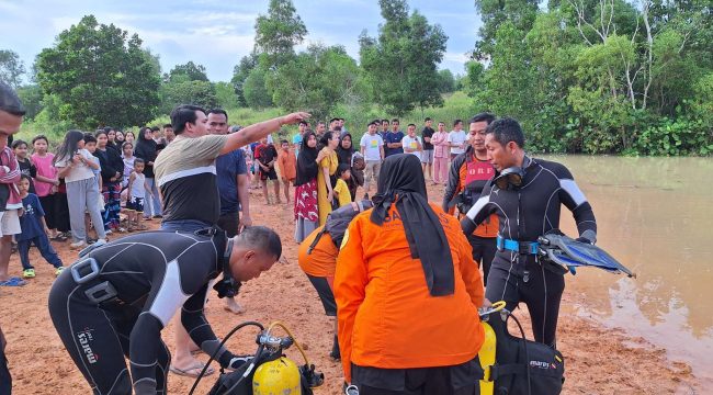 Petugas Tim Basarnas Tanjungpinang, saat terjun ke lokasi kejadian melakukan proses pencarian korban bocah 12 tahun yang akhirnya ditemukan meninggal dunia di bekas galian tambang di Jalan Panglima Dompak, Kelurahan Batu IX, Kecamatan Tanjungpinang Timur, Kota Tanjungpinang, Kepulauan Riau, Jumat sore (24/01/2025) 