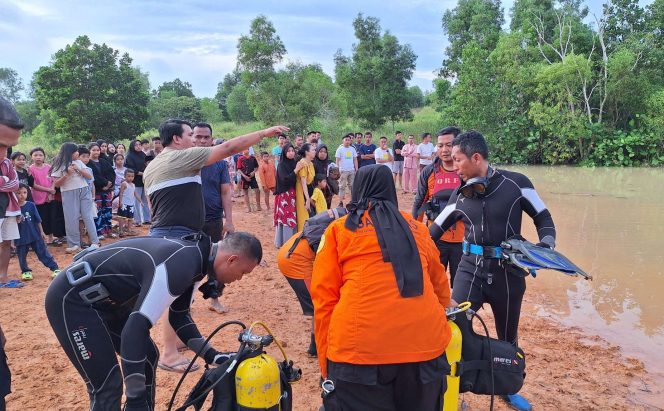 
					Petugas Tim Basarnas Tanjungpinang, saat terjun ke lokasi kejadian melakukan proses pencarian korban bocah 12 tahun yang akhirnya ditemukan meninggal dunia di bekas galian tambang di Jalan Panglima Dompak, Kelurahan Batu IX, Kecamatan Tanjungpinang Timur, Kota Tanjungpinang, Kepulauan Riau, Jumat sore (24/01/2025) 