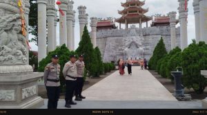 Sejumlah personil Polsek Tanjungpinang Timur saat melakukan penjagaan guna memberikan rasa aman dan nyaman bagi pengunjung tempat wisata Vihara Patung Seribu di Jalan Kilometer 13 Kota Tanjungpinang, Minggu (26/01/2025).
