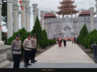 Sejumlah personil Polsek Tanjungpinang Timur saat melakukan penjagaan guna memberikan rasa aman dan nyaman bagi pengunjung tempat wisata Vihara Patung Seribu di Jalan Kilometer 13 Kota Tanjungpinang, Minggu (26/01/2025).
