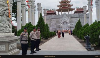 Sejumlah personil Polsek Tanjungpinang Timur saat melakukan penjagaan guna memberikan rasa aman dan nyaman bagi pengunjung tempat wisata Vihara Patung Seribu di Jalan Kilometer 13 Kota Tanjungpinang, Minggu (26/01/2025).
