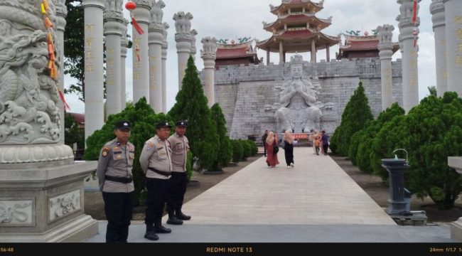 Sejumlah personil Polsek Tanjungpinang Timur saat melakukan penjagaan guna memberikan rasa aman dan nyaman bagi pengunjung tempat wisata Vihara Patung Seribu di Jalan Kilometer 13 Kota Tanjungpinang, Minggu (26/01/2025).
