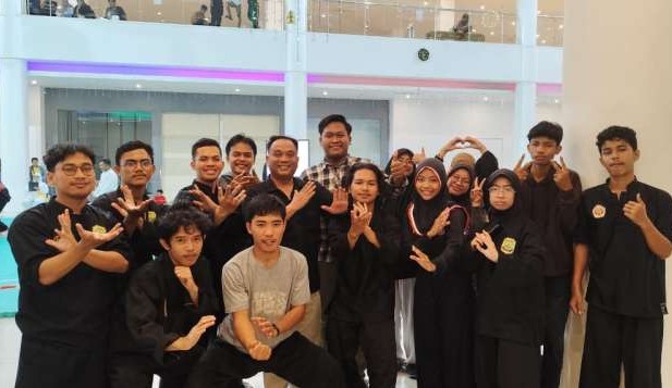 Sejumlah Mahasiswa STAI Tanjungpinang foto bersama usai toreh prestasi 2024