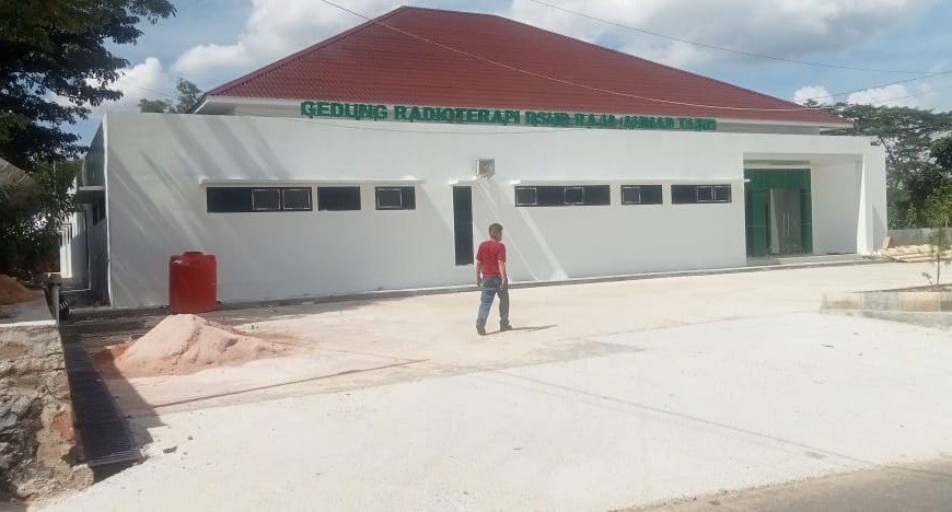 bangunan gedung Radioterapi Rumah Sakit Umum Daerah (RSUD) RAT Provinsi Kepri senilai Rp3,59 miliar akan dilaporkan ke Polda Kepri.