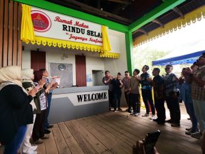 Bupati Bintan, Kapolres Bintan, Pimpinan DPRD Bintan serta Kades Kuala Sempang M Hatta membuka selubung papan nama Rumah Makan Rindu Selalu, Rabu (01/01/2025).