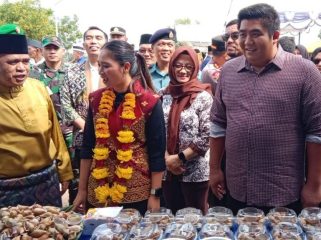 Wamenpar RI Ni Luh Puspa didampingi Bupati Bintan Roby Kurniawan dan Kades Busung Rusli saat berwisata ke Gurun Pasir Bintan di Desa Busung, Rabu (01/01/2025).