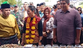 Wamenpar RI Ni Luh Puspa didampingi Bupati Bintan Roby Kurniawan dan Kades Busung Rusli saat berwisata ke Gurun Pasir Bintan di Desa Busung, Rabu (01/01/2025).