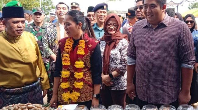 Wamenpar RI Ni Luh Puspa didampingi Bupati Bintan Roby Kurniawan dan Kades Busung Rusli saat berwisata ke Gurun Pasir Bintan di Desa Busung, Rabu (01/01/2025).