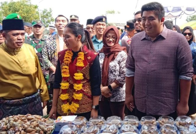 
					Wamenpar RI Ni Luh Puspa didampingi Bupati Bintan Roby Kurniawan dan Kades Busung Rusli saat berwisata ke Gurun Pasir Bintan di Desa Busung, Rabu (01/01/2025).