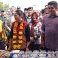 Wamenpar RI Ni Luh Puspa didampingi Bupati Bintan Roby Kurniawan dan Kades Busung Rusli saat berwisata ke Gurun Pasir Bintan di Desa Busung, Rabu (01/01/2025).