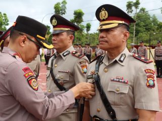 Upacara Sertijab Kapolsek Bintan Utara yang dijabat oleh Kompol Nurman, menggantikan AKP Monang Parlagutan Silalahi dalam kegiatan yang dipimpin Kapolres Bintan AKBP Riky Iswoyo, Sabtu (04/01/2025).