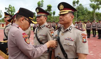 Upacara Sertijab Kapolsek Bintan Utara yang dijabat oleh Kompol Nurman, menggantikan AKP Monang Parlagutan Silalahi dalam kegiatan yang dipimpin Kapolres Bintan AKBP Riky Iswoyo, Sabtu (04/01/2025).