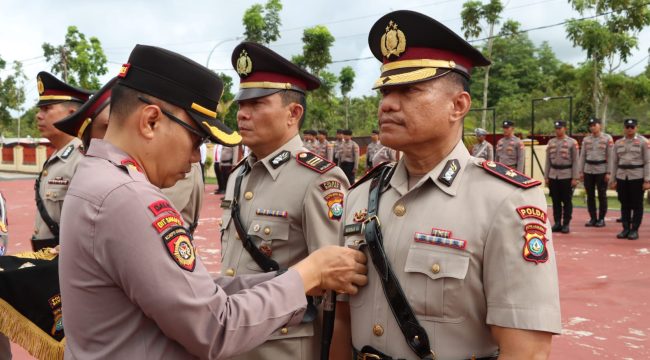 Upacara Sertijab Kapolsek Bintan Utara yang dijabat oleh Kompol Nurman, menggantikan AKP Monang Parlagutan Silalahi dalam kegiatan yang dipimpin Kapolres Bintan AKBP Riky Iswoyo, Sabtu (04/01/2025).