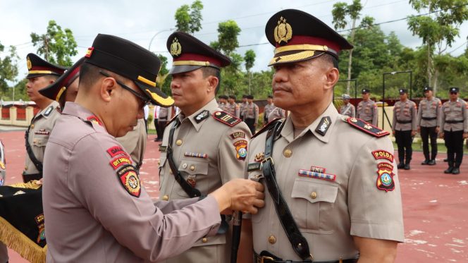 
					Upacara Sertijab Kapolsek Bintan Utara yang dijabat oleh Kompol Nurman, menggantikan AKP Monang Parlagutan Silalahi dalam kegiatan yang dipimpin Kapolres Bintan AKBP Riky Iswoyo, Sabtu (04/01/2025).