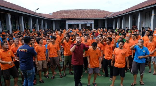 Ratusan Warga Binaan Rutan Kelas I Tanjungpinang saat ikut goyang dangdutan yang meriah pada Sabtu pagi (04/01/2025). 