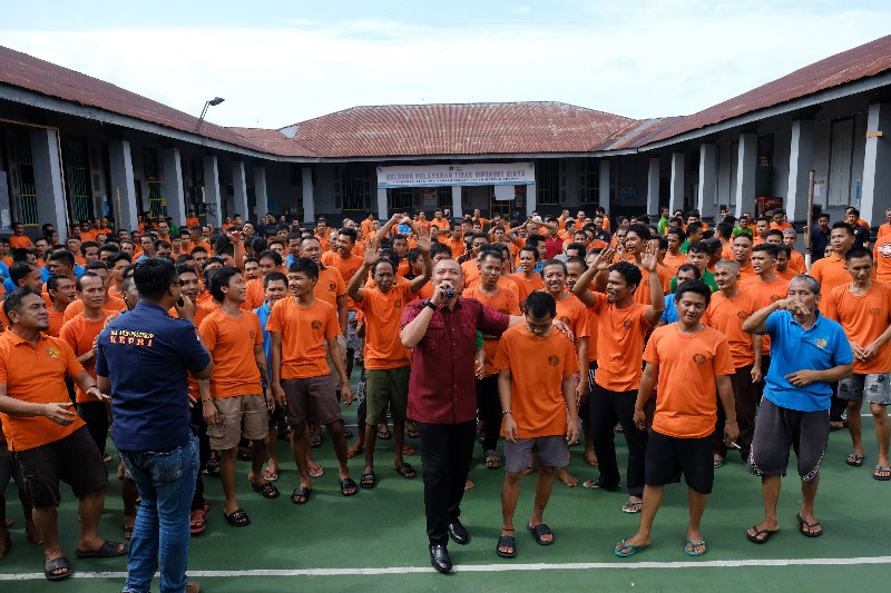 Ratusan Warga Binaan Rutan Kelas I Tanjungpinang saat ikut goyang dangdutan yang meriah pada Sabtu pagi (04/01/2025).