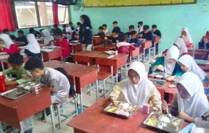 Siswa SMP Negeri 4 Tanjungpinang meninkmati program makanan bergizi gratis yang diluncurkan pemerintah pusat melalui BGN, Senin (06/01/2025).