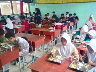 Siswa SMP Negeri 4 Tanjungpinang meninkmati program makanan bergizi gratis yang diluncurkan pemerintah pusat melalui BGN, Senin (06/01/2025).