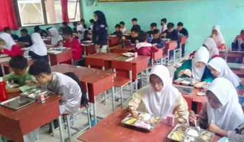 Siswa SMP Negeri 4 Tanjungpinang meninkmati program makanan bergizi gratis yang diluncurkan pemerintah pusat melalui BGN, Senin (06/01/2025).