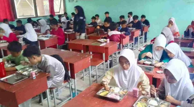 Siswa SMP Negeri 4 Tanjungpinang meninkmati program makanan bergizi gratis yang diluncurkan pemerintah pusat melalui BGN, Senin (06/01/2025).