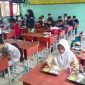 Siswa SMP Negeri 4 Tanjungpinang meninkmati program makanan bergizi gratis yang diluncurkan pemerintah pusat melalui BGN, Senin (06/01/2025).