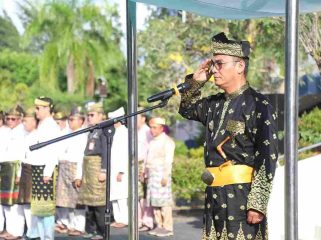 Pj Wali Kota Tanjungpinang, Andri Rizal, memimpin upacara peringatan Hari Jadi ke-241 Kota Tanjungpinang, di halaman kantor Wali Kota Tanjungpinang, Senin (06/01/2025)).