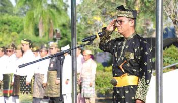 Pj Wali Kota Tanjungpinang, Andri Rizal, memimpin upacara peringatan Hari Jadi ke-241 Kota Tanjungpinang, di halaman kantor Wali Kota Tanjungpinang, Senin (06/01/2025)).