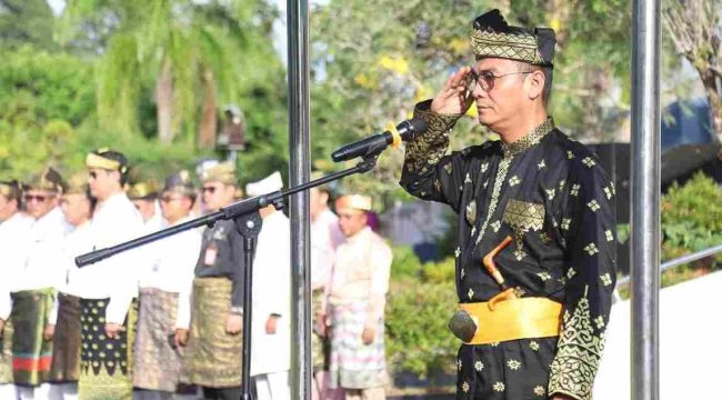 Pj Wali Kota Tanjungpinang, Andri Rizal, memimpin upacara peringatan Hari Jadi ke-241 Kota Tanjungpinang, di halaman kantor Wali Kota Tanjungpinang, Senin (06/01/2025)).