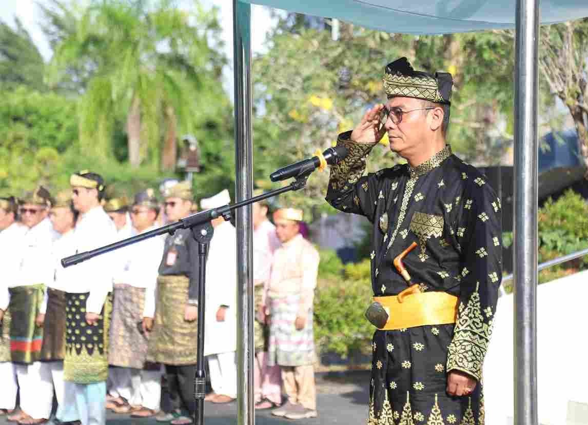 Pj Wali Kota Tanjungpinang, Andri Rizal, memimpin upacara peringatan Hari Jadi ke-241 Kota Tanjungpinang, di halaman kantor Wali Kota Tanjungpinang, Senin (06/01/2025)).