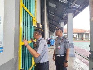 Ka Rutan Kelas I Tanjungpinang, Yan Patmos saat menyambangi dan  menyapa warga binaan secara langsung di kamar hunian, Selasa (07/01/2025).