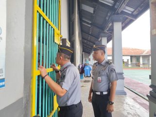 Ka Rutan Kelas I Tanjungpinang, Yan Patmos saat menyambangi dan  menyapa warga binaan secara langsung di kamar hunian, Selasa (07/01/2025).