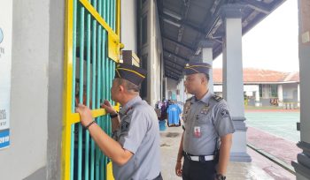 Ka Rutan Kelas I Tanjungpinang, Yan Patmos saat menyambangi dan  menyapa warga binaan secara langsung di kamar hunian, Selasa (07/01/2025).