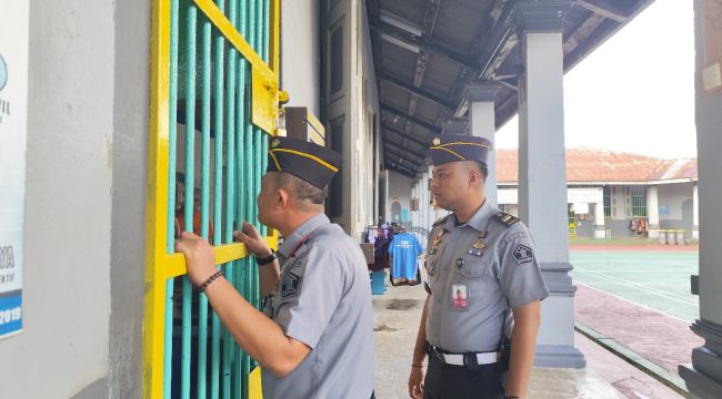 Ka Rutan Kelas I Tanjungpinang, Yan Patmos saat menyambangi dan  menyapa warga binaan secara langsung di kamar hunian, Selasa (07/01/2025).