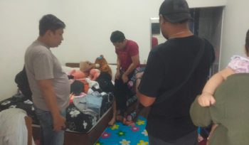 Tim penyidik Unit Reskrim Polsek Bintan Timur saat memeriksa dua pelaku dugaan pedagang anak di bawah umur, usai penangkapan, Rabu (08/01/2025)